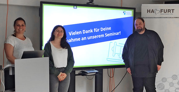 Die Referentin Rebecca Hümmer von digital verein(t), Hannah Baunacher vom Mehrgenerationenhaus und Thorsten Kempf, CDO von Smart Green City Haßfurt haben den Workshop zum Thema Soziale Netzwerke gemeinsam veranstaltet.