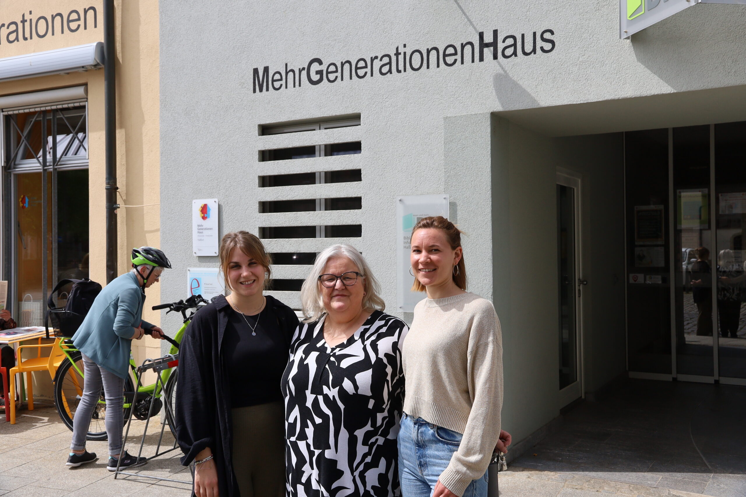 Julia Sterlings, Leiterin Gudrun Greger und Jennifer Nüsslein (von links), drei der vielen engagierten Mitarbeiterinnen und Mitarbeiter im Mehrgenerationenhaus Haßfurt. (Foto: CSU-Fraktion)
