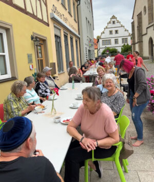Vertiefende Gespräche und neue Bekanntschaften an der längsten Kaffeetafel der Nachbarschaft (Foto: Friederike Schulz/MGH)
