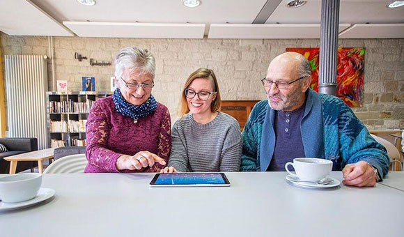 Foto: René Ruprecht (Archivfoto) | Im Haßfurter Mehrgenerationenhaus erhalten Seniorinnen und Senioren Hilfe im Umgang mit Smartphones und vielen weiteren Geräten der digitalen Welt.